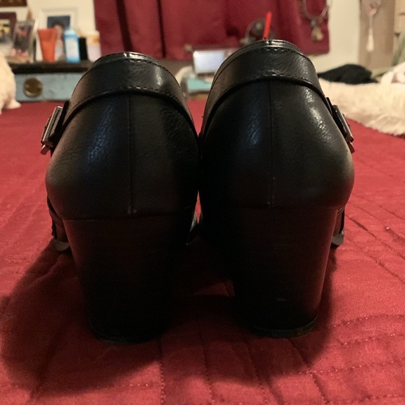 Size 9 Life Stride slip on ankle booties in excellent like new condition - Picture 5 of 8